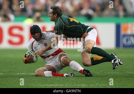 Rugby Union - IRB Rugby World Cup 2007 - Pool A - England gegen Südafrika - Stade De France. Ben Kay aus England und Butch James aus Südafrika Stockfoto