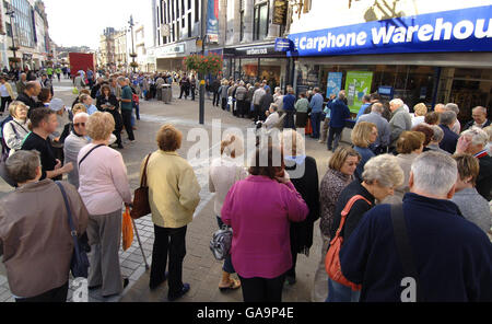 Kunden von Northern Rock werden aufgefordert, ruhig zu bleiben. Hunderte von Kunden von Northern Rock stehen heute vor der Niederlassung in Leeds in Briggate. Stockfoto