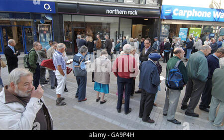 Kunden von Northern Rock werden aufgefordert, ruhig zu bleiben. Hunderte von Kunden von Northern Rock stehen heute vor der Niederlassung in Leeds in Briggate. Stockfoto