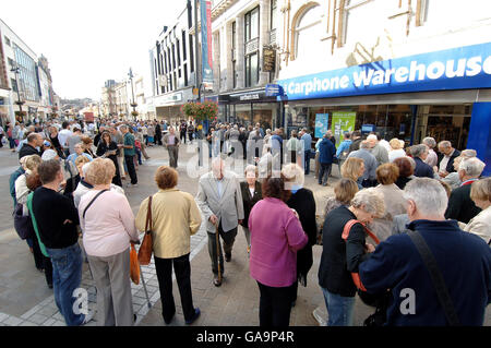 Kunden von Northern Rock werden aufgefordert, ruhig zu bleiben. Hunderte von Kunden von Northern Rock stehen heute vor der Niederlassung in Leeds in Briggate. Stockfoto