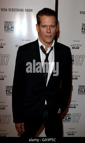 Kevin Bacon kommt bei der Premiere von The Rails and Ties während des Toronto International Film Festival 2007 im Elgin Theatre an. Stockfoto