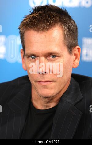 Kevin Bacon bei der Pressekonferenz "Rails & Ties" während des Toronto International Film Festival 2007 im Four Seasons Hotel. Stockfoto