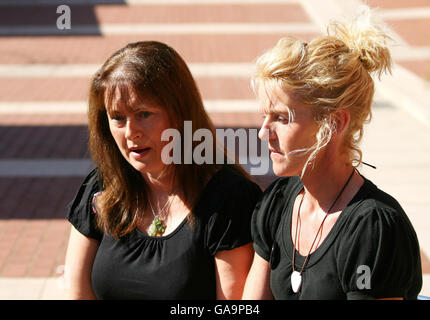 Linda McQueen (links) und Nicky Gill, Kindheitsfreunde von Kate McCann, beschreiben, wie Madeleine ihrer Mutter in einem Londoner Hotel die Welt „means the world“. Stockfoto