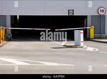 Schranke auf den Parkplatz. Parkplätze-Eingang im Businesscenter. Stockfoto