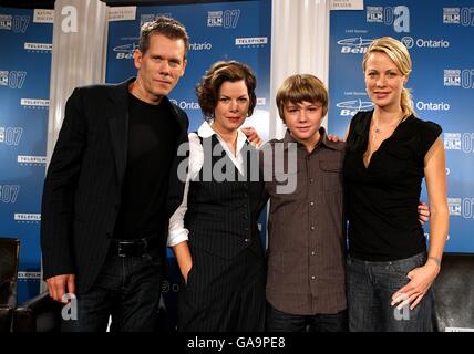 (L-R) Kevin Bacon, Marcia Gay Harden, Miles Heizer und Alison Eastwood bei der Pressekonferenz „Rails & Ties“ während des Toronto International Film Festival 2007 im Four Seasons Hotel. Stockfoto