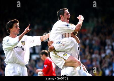 Fußball - FA Barclaycard Premiership - Leeds United / Middlesbrough. Robbie Keane von Leeds United (oben) gratuliert Alan Smith (r) zum einzigen Tor des Spiels mit Teamkollege Harry Kewell (l) Stockfoto