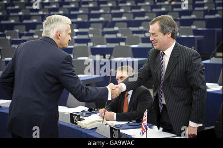 Straßburg, Frankreich. 19. Januar 2011. Europäischen Parlaments Präsident Jerzy Buzek (L) und die britische Europaabgeordnete Nigel FARAGE während der Diskussion über die Ergebnisse der Tagung des Europäischen Rates im Europäischen Parlament in Straßburg am 2011-01-19 von Wiktor Dabkowski | Nutzung weltweit © Dpa/Alamy Live-Nachrichten Stockfoto