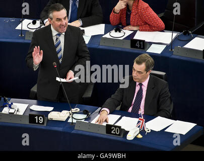 Straßburg, Frankreich. 13. Dezember 2011. Mitglied des Europäischen Parlaments euroskeptischen Nigel Paul Farage (R) und MEP Jan ZAHRADIL Chairman der ECR-konservativen Gruppe während der Debatte über die Ergebnisse des EU-Gipfels im Europäischen Parlament in Straßburg am 2011-12-13 von Wiktor Dabkowski Hauptsitz | Nutzung weltweit © Dpa/Alamy Live-Nachrichten Stockfoto