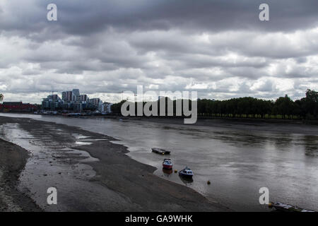 Putney, London, UK. 4. August 2016. Putney Bridge Riverside von großen dunklen Morgenwolken trotz warmen Temperaturen Kredit abgedeckt: Amer Ghazzal/Alamy Live-Nachrichten Stockfoto