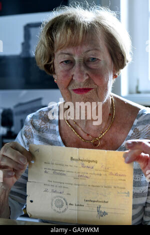 Die Berliner Leonore Bellotti (geb. Funk) hält ihre Bescheinigung über die Entlassung aus der ehemaligen sowjetischen spezielle Lager Sachsenhausen in Oranienburg, Deutschland, 4. August 2016. Sie gab die Museumsobjekten aus der Zeit ihrer Gefangenschaft, darunter eine geheime Nachricht, jeden Tag-Objekte und ein Schach-Spiel. Die 91 Jahre alt und ihre Mutter waren zu 5 Jahre Gefängnis für "antisowjetischer Propaganda und Agitation" verurteilt und ins Speziallager 7 Sachsenhausen. Foto: BERND SETTNIK/dpa Stockfoto