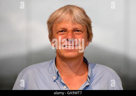 Regisseur Andreas Dresen posiert in einer Produktion eingestellt für den Film "Timm Taler Fantasiewelt" bei einem Presse-Event in den Filmpark Babelsberg in Potsdam, Deutschland, 4. August 2016. Neue Timm Thaler-Film des Regisseurs, "Timm Thaler Oder Das Verkaufte Lachen" kommt in die Kinos am 22. Dezember 2016. Foto: RALF HIRSCHBERGER/dpa Stockfoto