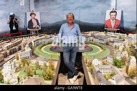 Regisseur Andreas Dresen posiert in einer Produktion eingestellt für den Film "Timm Taler Fantasiewelt" bei einem Presse-Event in den Filmpark Babelsberg in Potsdam, Deutschland, 4. August 2016. Neue Timm Thaler-Film des Regisseurs, "Timm Thaler Oder Das Verkaufte Lachen" kommt in die Kinos am 22. Dezember 2016. Foto: RALF HIRSCHBERGER/dpa Stockfoto