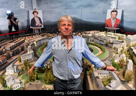 Regisseur Andreas Dresen posiert in einer Produktion eingestellt für den Film "Timm Taler Fantasiewelt" bei einem Presse-Event in den Filmpark Babelsberg in Potsdam, Deutschland, 4. August 2016. Neue Timm Thaler-Film des Regisseurs, "Timm Thaler Oder Das Verkaufte Lachen" kommt in die Kinos am 22. Dezember 2016. Foto: RALF HIRSCHBERGER/dpa Stockfoto