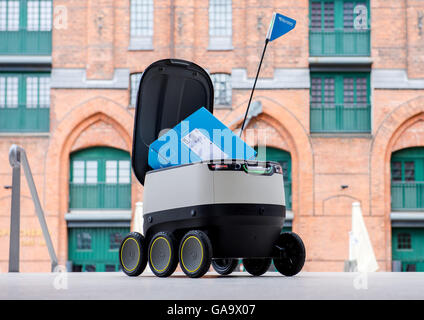 Ein Roboter, entwickelt von der Firma Starship Technologien für Paketdienstleister Hermes ist in Hamburg, Deutschland, 4. August 2016 ersichtlich. Im August begann Hermes einen Testlauf der Roboter Auslieferung in Hamburg. Foto: DANIEL BOCKWOLDT/dpa Stockfoto