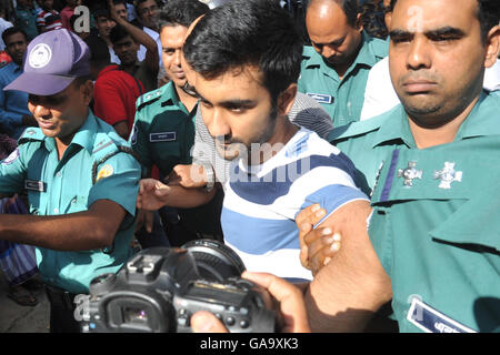 Dhaka, Bangladesch. 04 Aug,. bangladesch Polizeieskorte kanadische Studentin 2016 tahmid hasib gegenüber dem Gericht (c) als Verdächtige in der holey Handwerker Bäckerei Terroranschlag, in Dhaka am 4. August 2016. Ein britischer Staatsbürger und ein Student an einer kanadischen Universität, Essen in einem der größten Fruchtsafthersteller Cafe waren, als es durch die dschihadisten Juli 2, 2016 belagert wurde, haben wegen des Verdachts der Beteiligung an dem Anschlag verhaftet worden. Credit: sajjad nayan/alamy leben Nachrichten Stockfoto