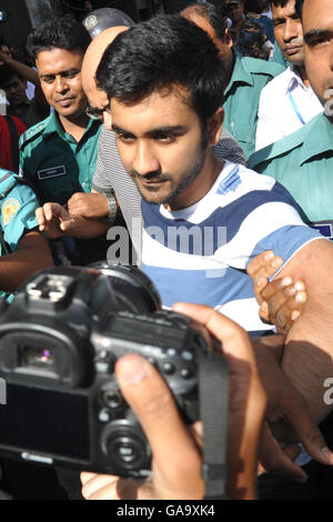 Dhaka, Bangladesch. 04 Aug,. bangladesch Polizeieskorte kanadische Studentin 2016 tahmid hasib gegenüber dem Gericht (c) als Verdächtige in der holey Handwerker Bäckerei Terroranschlag, in Dhaka am 4. August 2016. Ein britischer Staatsbürger und ein Student an einer kanadischen Universität, Essen in einem der größten Fruchtsafthersteller Cafe waren, als es durch die dschihadisten Juli 2, 2016 belagert wurde, haben wegen des Verdachts der Beteiligung an dem Anschlag verhaftet worden. Credit: sajjad nayan/alamy leben Nachrichten Stockfoto