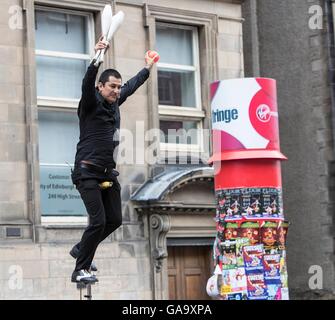 Edinburgh, Schottland. 4. August 2016. Straßenkünstler auf der High Street (Royal Mile) beim Edinburgh Fringe. Bildnachweis: Richard Dyson/Alamy Live-Nachrichten Stockfoto