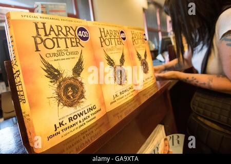 Kingston, Ontario, Kanada. 4. August 2016. Mehrere neue "Harry Potter und das verfluchte Kind" Bücher sind auf Anzeige im Kapitel in Kingston, Ontario, am 4. August 2016. © Lars Hagberg/ZUMA Draht/Alamy Live-Nachrichten Stockfoto