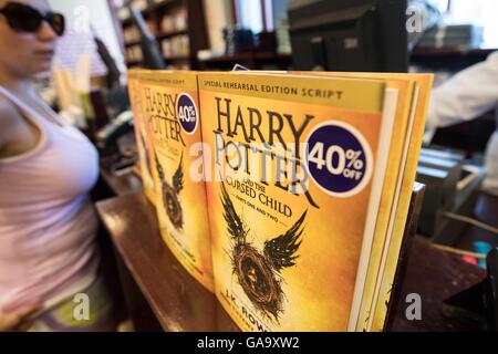 Kingston, Ontario, Kanada. 4. August 2016. Mehrere neue "Harry Potter und das verfluchte Kind" Bücher sind auf Anzeige im Kapitel in Kingston, Ontario, am 4. August 2016. © Lars Hagberg/ZUMA Draht/Alamy Live-Nachrichten Stockfoto