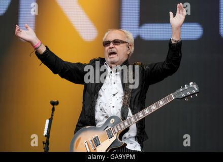 Wacken, Deutschland. 4. August 2016. US-Rock-Band Foreigner mit Gitarrist Mick Jones auf dem Wacken Open Air Festival in Wacken, Deutschland, 4. August 2016. 75.000 Fans feiern die (laut den Organisatoren) weltweit größten Heavy Metal Festival. Foto: AXEL HEIMKEN/Dpa/Alamy Live News Stockfoto