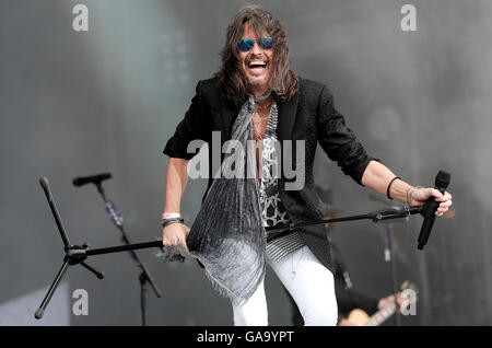 Wacken, Deutschland. 4. August 2016. US-Rock-Band Foreigner mit Sänger Kelly Hansen auf dem Wacken Open Air Festival in Wacken, Deutschland, 4. August 2016 durchführen. 75.000 Fans feiern die (laut den Organisatoren) weltweit größten Heavy Metal Festival. Foto: AXEL HEIMKEN/Dpa/Alamy Live News Stockfoto