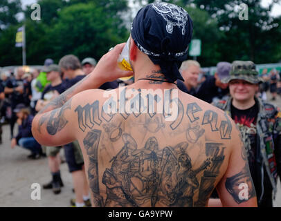 Wacken, Deutschland. 4. August 2016. Ein Metal-Fan mit einer Tätowierung der Band Motörhead auf dem Wacken Open Air Festival in Wacken, Deutschland, 4. August 2016. 75.000 Fans feiern die (laut den Organisatoren) weltweit größten Heavy Metal Festival. Foto: AXEL HEIMKEN/Dpa/Alamy Live News Stockfoto