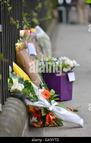 Russell Square, London, UK. 4. August 2016. Blumen und Ehrungen am Tatort hinterlassen. Messerstecherei Russell Square Stockfoto