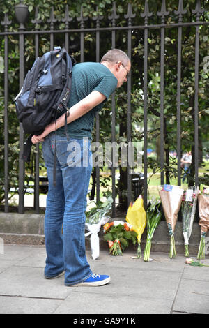 Russell Square, London, UK. 4. August 2016. Blumen und Ehrungen am Tatort hinterlassen. Messerstecherei Russell Square Stockfoto