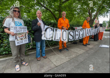 London, UK. 4. August 2016. Die London Guantánamo Kampagne Protest gegen die US-Botschaft und Marble Arch fordern die Freilassung der restlichen 76 Gefangenen noch in das Gefangenenlager und Solidarität mit Chelsea Manning, der langen Einzelhaft nach ihrem Selbstmordversuch letzten Monat Gesichter statt. Bildnachweis: Peter Marshall/Alamy Live-Nachrichten Stockfoto