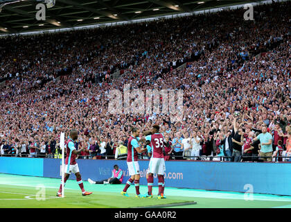 Olympiastadion, London, UK. 4. August 2016. Europa League Fußball Qualifikation 2. Etappe. West Ham United gegen NK Domzale. West Ham United Andy Carroll, Reece Oxford und Enner Valencia mit Torschütze Cheikhou Kouyate vor den Fans feiern, wie er es, 2-0 West Ham macht © Action Plus Sport/Alamy Live News Stockfoto