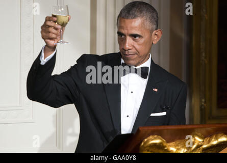 Washington, District Of Columbia, USA. 5. Januar 2012. US-Präsident Obama macht einen Toast zu Ehren von Premierminister Lee Hsien Loong im East Room des weißen Hauses in Washington, DC am Dienstag, 2. August 2016. Bildnachweis: Leigh Vogel/Pool über CNP © Leigh Vogel/CNP/ZUMA Draht/Alamy Live-Nachrichten Stockfoto