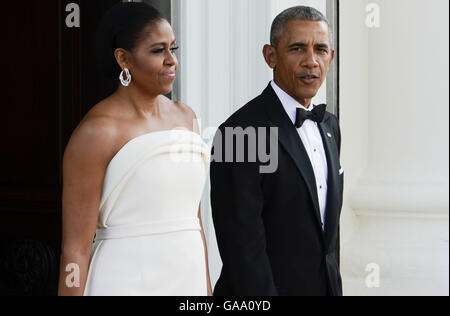 Washington, District Of Columbia, USA. 5. Januar 2012. US-Präsident Obama und First Lady Michelle Obama erwarten die Ankunft von Premierminister Lee Hsien Loong am nördlichen Portikus des weißen Hauses in Washington, DC am Dienstag, 2. August 2016. Bildnachweis: Leigh Vogel/Pool über CNP © Leigh Vogel/CNP/ZUMA Draht/Alamy Live-Nachrichten Stockfoto
