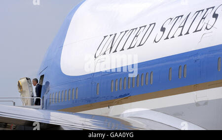 Gemeinsame Basis Andrews, Maryland, USA. 1. August 2016. US-Präsident Barack Obama verlässt Air Force One, wie er von Atlanta, am 1. August 2016 in gemeinsame Basis Andrews in Maryland zurück. Bildnachweis: Olivier Douliery/Pool über CNP © Olivier Douliery/CNP/ZUMA Draht/Alamy Live-Nachrichten Stockfoto