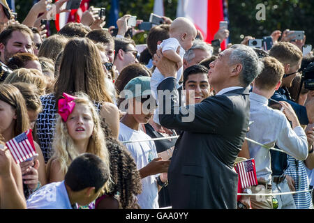 Washington, District Of Columbia, USA. 2. August 2016. Premierminister Lee Hsien Loong von Singapur hebt ein Baby während der Begrüßung Gäste während der offiziellen einladende Zeremonien auf dem South Lawn des weißen Hauses in Washington, DC am 2. August 2016. Lee ist auf einem Staatsbesuch in den Vereinigten Staaten. Bildnachweis: Pete Marovich/Pool über CNP © Pete Marovich/CNP/ZUMA Draht/Alamy Live-Nachrichten Stockfoto