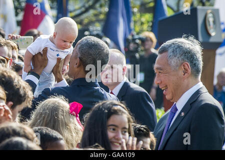 Washington, District Of Columbia, USA. 2. August 2016. Präsident Barack Obama hebt ein Baby während der Begrüßung Gäste während der offiziellen einladende Zeremonien für Premierminister Lee Hsien Loong von Singapur auf dem South Lawn des weißen Hauses in Washington, DC am 2. August 2016. Lee ist auf einem Staatsbesuch in den Vereinigten Staaten. Bildnachweis: Pete Marovich/Pool über CNP © Pete Marovich/CNP/ZUMA Draht/Alamy Live-Nachrichten Stockfoto