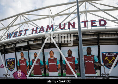 London, UK. 4. August 2016. Neue Beschilderung und Stoff-Panels mit Bildern von West Ham United-Spieler waren vor Ort im Stadion London für West Ham United konstituierenden Spiel gibt es nach ihrer Übertragung von Boleyn Ground im Upton Park. Ein Europa League 3. Runde Qualifikationsspiel gegen NK Domzale Slowenien, West Ham United gewann das Spiel 3: 0. Bildnachweis: Mark Kerrison/Alamy Live-Nachrichten Stockfoto