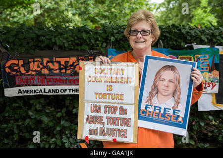 London, UK. 4. August 2016. Ein Aktivist von London Guantánamo Kampagne Proteste außerhalb der US-Botschaft in Solidarität mit Chelsea Manning. Bildnachweis: Mark Kerrison/Alamy Live-Nachrichten Stockfoto