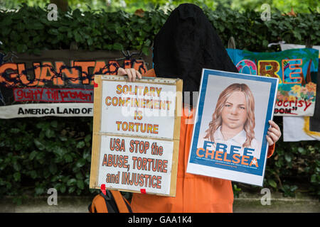 London, UK. 4. August 2016. Ein Aktivist von London Guantánamo Kampagne Proteste außerhalb der US-Botschaft in Solidarität mit Chelsea Manning. Bildnachweis: Mark Kerrison/Alamy Live-Nachrichten Stockfoto