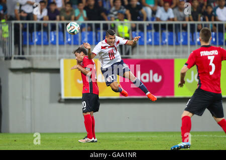 Gabala-City-Stadion. 4. August 2016. Gebele, Aserbaidschan. Europa League Fußball. Gabala gegen Lille. Ricardinho (Qabala) verliert den Header zu Rony Lopes (Lille) © Action Plus Sport/Alamy Live News Stockfoto