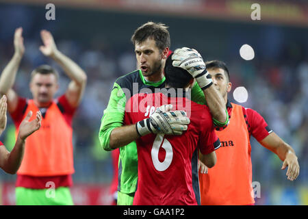 Gabala-City-Stadion. 4. August 2016. Gebele, Aserbaidschan. Europa League Fußball. Gabala gegen Lille. Joie Rashad A Sadygov (Qabala) mit Keeper Dmytro Bezotosniy © Action Plus Sport/Alamy Live News Stockfoto