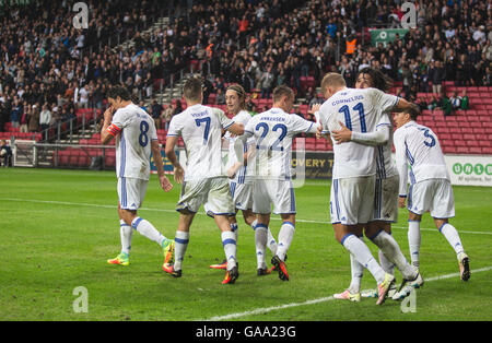 Dänemark, Kopenhagen, 3. August 2016. FC Copenhagen Spieler versammeln sich um Federico Santander während der UEFA-Champions-League-Qualifikationsspiel zwischen FC Kopenhagen und FC Astra Giurgiu bei Telia Parken. FC Kopenhagen gewann das Spiel 3: 0 und ein durch für die Play-off Runde. Stockfoto