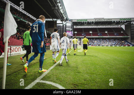 Dänemark, Kopenhagen, 3. August 2016. Die Spieler geben Sie Telia Parken während der UEFA-Champions-League-Qualifikationsspiel zwischen FC Kopenhagen und FC Astra Giurgiu. FC Kopenhagen gewann das Spiel 3: 0 und ein durch für die Play-off Runde. Stockfoto