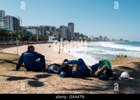 Leblon, Rio De Janeiro, Brasilien. 1. August 2016. Arbeiter ruhen während ihrer Mittagspause zwischen Einstellung von Gerüsten und Geländer für die Olympischen Spiele 2016, am Strand von Leblon, Rio De Janeiro, Brasilien, 1. August 2016. Foto: PETER BAUZA/DPA - NO WIRE SERVICE - © Dpa/Alamy Live-Nachrichten Stockfoto