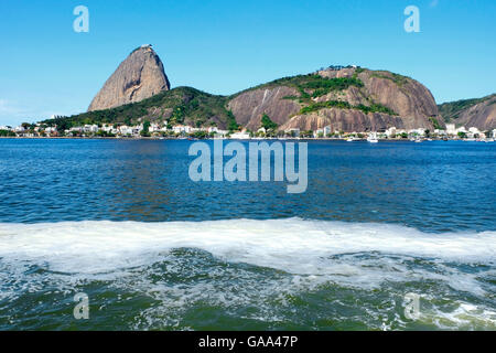 Zuckerhut, Rio De Janeiro, Brasilien. 31. Juli 2016. Braun schäumenden Wasser bei Guanabara-Bucht, das Segelrevier für die Olympischen Spiele 2016, vor Zuckerhut in Rio De Janeiro, Brasilien, 31. Juli 2016. Foto: PETER BAUZA/DPA - NO WIRE SERVICE - © Dpa/Alamy Live-Nachrichten Stockfoto