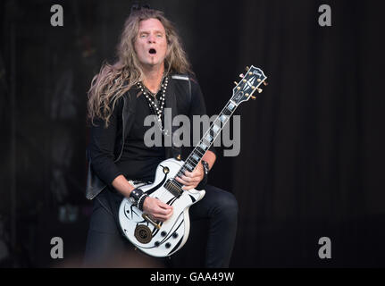 Wacken, Deutschland. 4. August 2016. Joel Hoekstra, Gitarrist der britischen Band Whitesnake, auf der Bühne auf dem Wacken Open Air Festival in Wacken, Deutschland, 4. August 2016. 75.000 Fans besuchen was Organisatoren sagen, dem größten Heavy Metal Festival der Welt. Foto: AXEL HEIMKEN/DPA/Alamy Live-Nachrichten Stockfoto