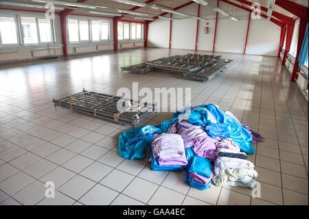 Sumte, Deutschland. 1. August 2016. Zerlegt Bettrahmen und Wäsche in einem ehemaligen Schlafsaal im Zentrum Notunterkunft für Flüchtlinge in Sumte, Deutschland, 1. August 2016. Das Dorf mit einer Bevölkerung von nur 102 Schlagzeilen die im Herbst letzten Jahres, nach mehr als 700 Flüchtlinge untergebracht waren. Zunächst soll die Zahl so hoch wie 1.000 gewesen sein. Derzeit bleiben nur rund 20 Flüchtlinge in Sumte. Foto: Philipp Schulze/Dpa/Alamy Live News Stockfoto