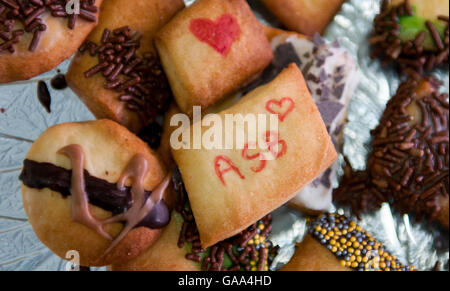 Sumte, Deutschland. 1. August 2016. Unter anderen hausgemachten Kuchen, ein Cookie trägt die Initialen ASB (Arbeiter-Samariter-Bund, beleuchtet. Arbeiter Samariter Bund) und ein Herz in der Mitte der Notunterkunft für Flüchtlinge in Sumte, Deutschland, 1. August 2016. Das Dorf mit einer Bevölkerung von nur 102 Schlagzeilen die im Herbst letzten Jahres, nach mehr als 700 Flüchtlinge untergebracht waren. Zunächst soll die Zahl so hoch wie 1.000 gewesen sein. Derzeit bleiben nur rund 20 Flüchtlinge in Sumte. Foto: Philipp Schulze/Dpa/Alamy Live News Stockfoto