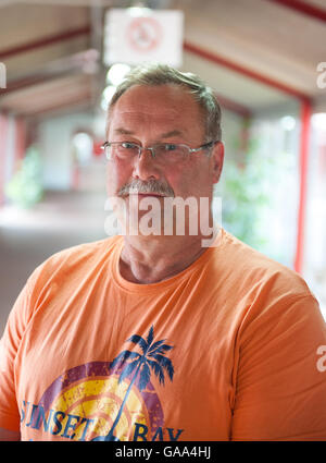 Sumte, Deutschland. 1. August 2016. Kommunale Administrator (Ortsvorsteher) Christian Fabel (CDU) in der Mitte der Notunterkunft für Flüchtlinge in Sumte, Deutschland, 1. August 2016 Posen. Das Dorf mit einer Bevölkerung von nur 102 Schlagzeilen die im Herbst letzten Jahres, nach mehr als 700 Flüchtlinge untergebracht waren. Zunächst soll die Zahl so hoch wie 1.000 gewesen sein. Derzeit bleiben nur rund 20 Flüchtlinge in Sumte. Foto: Philipp Schulze/Dpa/Alamy Live News Stockfoto