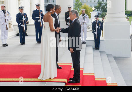 Washington, uns. 5. Januar 2012. US-Präsident Obama und First Lady Michelle Obama willkommen Premierminister Lee Hsien Loong und Frau Lee Hsien Loong am nördlichen Portikus des weißen Hauses in Washington, DC auf Dienstag, 2. August 2016. Bildnachweis: Leigh Vogel/Pool über CNP - NO WIRE SERVICE - © Dpa/Alamy Live-Nachrichten Stockfoto