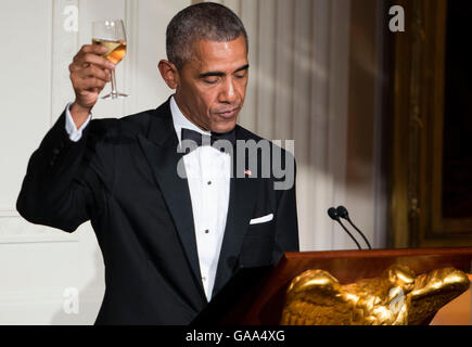 Washington, uns. 5. Januar 2012. US-Präsident Obama schlägt einen Toast zu Ehren von Premierminister Lee Hsien Loong auf der State Dinner im East Room des weißen Hauses in Washington, DC am Dienstag, 2. August 2016. Bildnachweis: Leigh Vogel/Pool über CNP - NO WIRE SERVICE - © Dpa/Alamy Live-Nachrichten Stockfoto